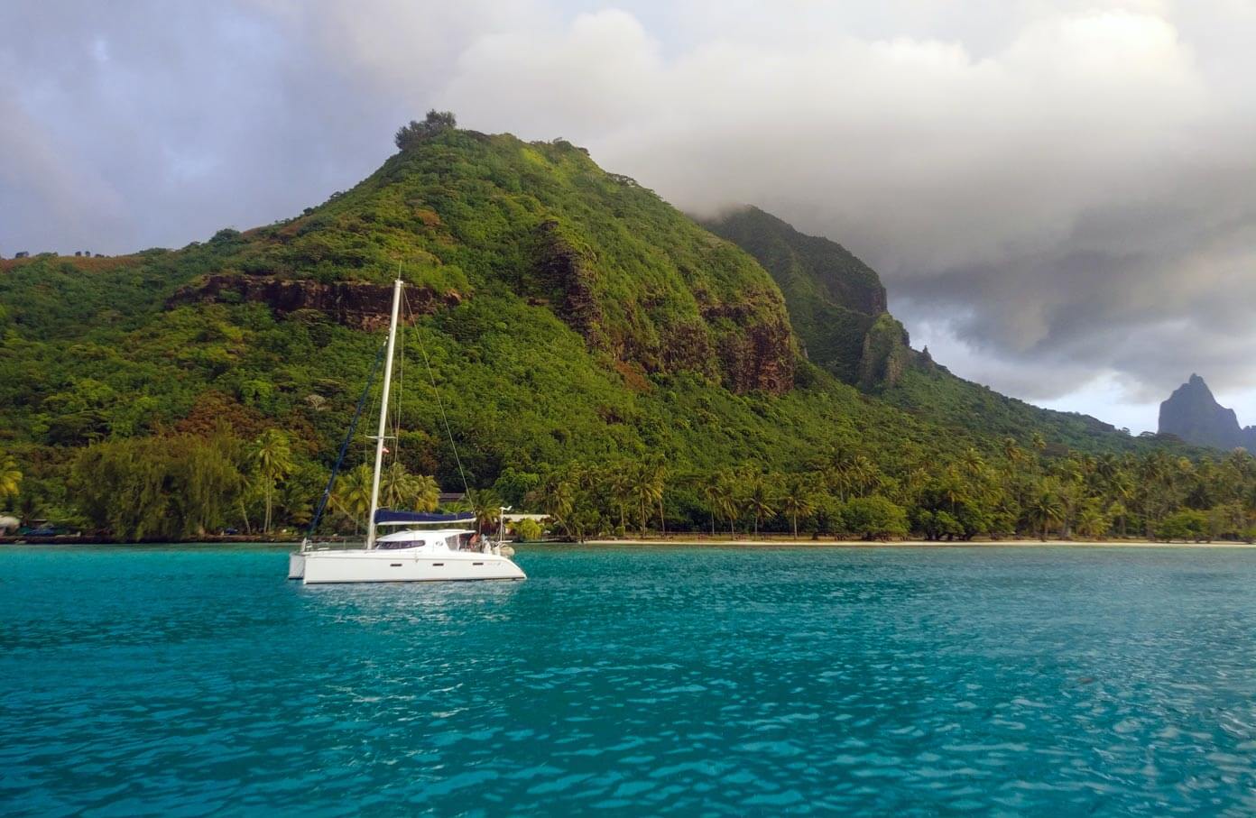 Les montagnes de Moorea avec un voilier ancré devant