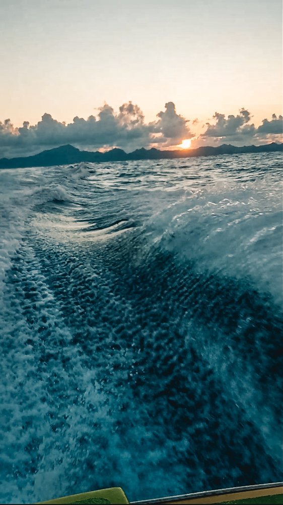 Le lever de soleil sur Huahine vu depuis l&rsquo;arrière d&rsquo;un speedboat