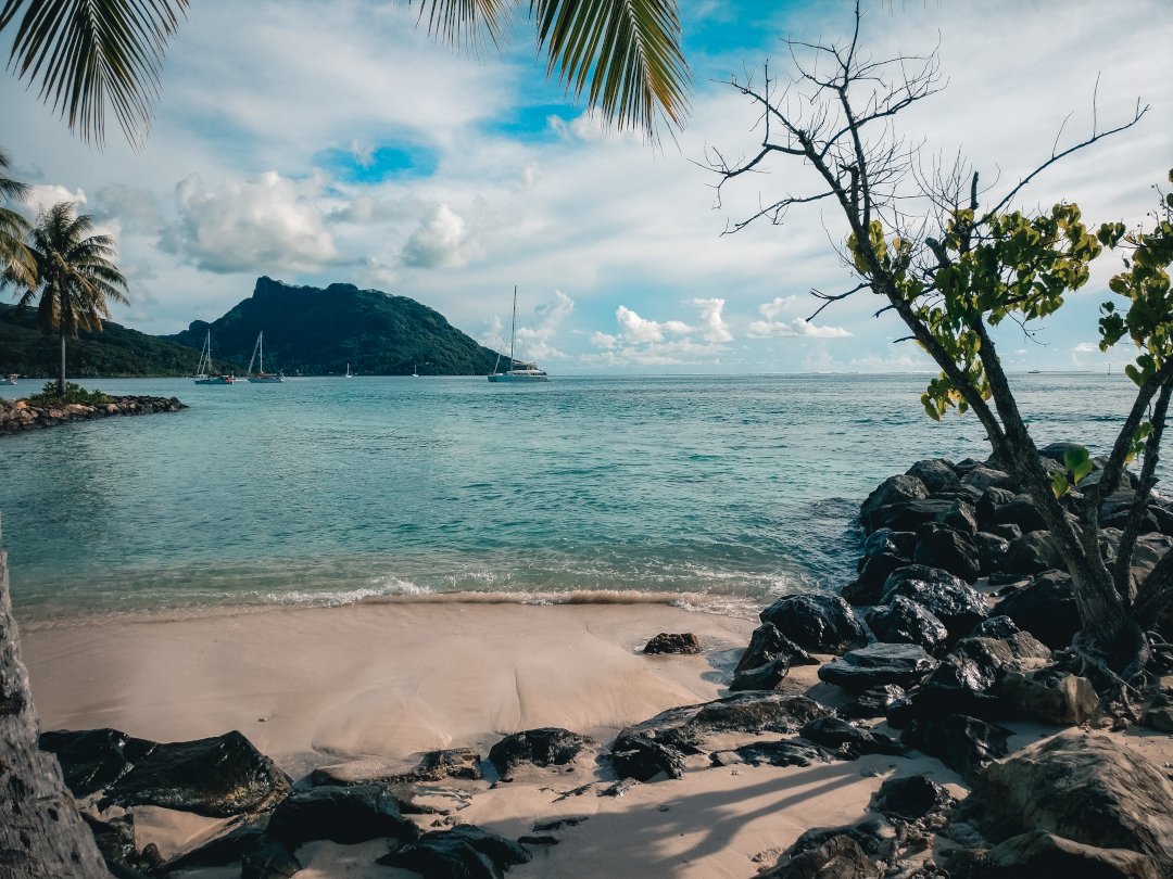 Une plage de Huahine