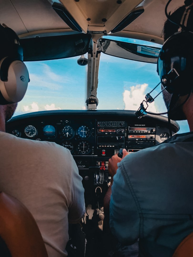 Vue de l&rsquo;intérieur du cockpit d&rsquo;un petit avion