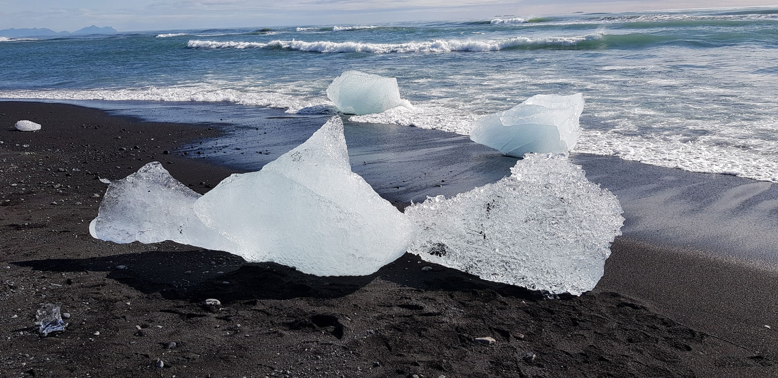 Des fragments d&rsquo;icebergs sur une plage de sable noir