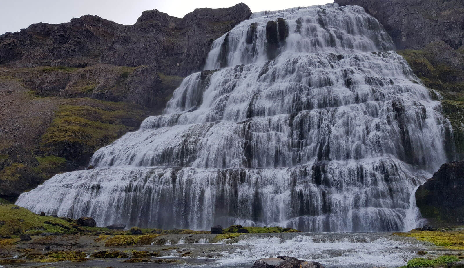 Gigantesque cascade dévalant le flan d&rsquo;une falaise