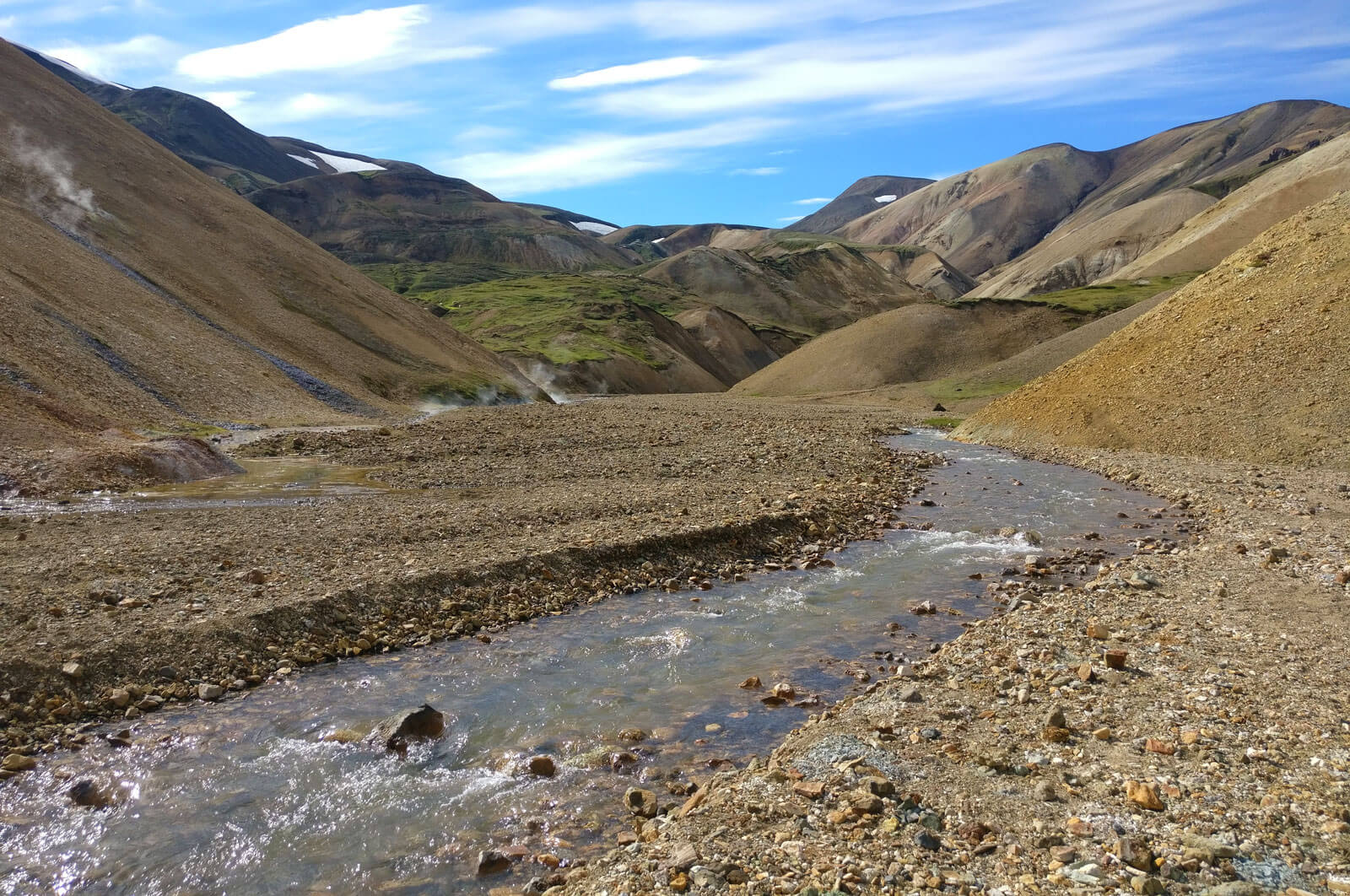 Une rivière au milieu de colinnes