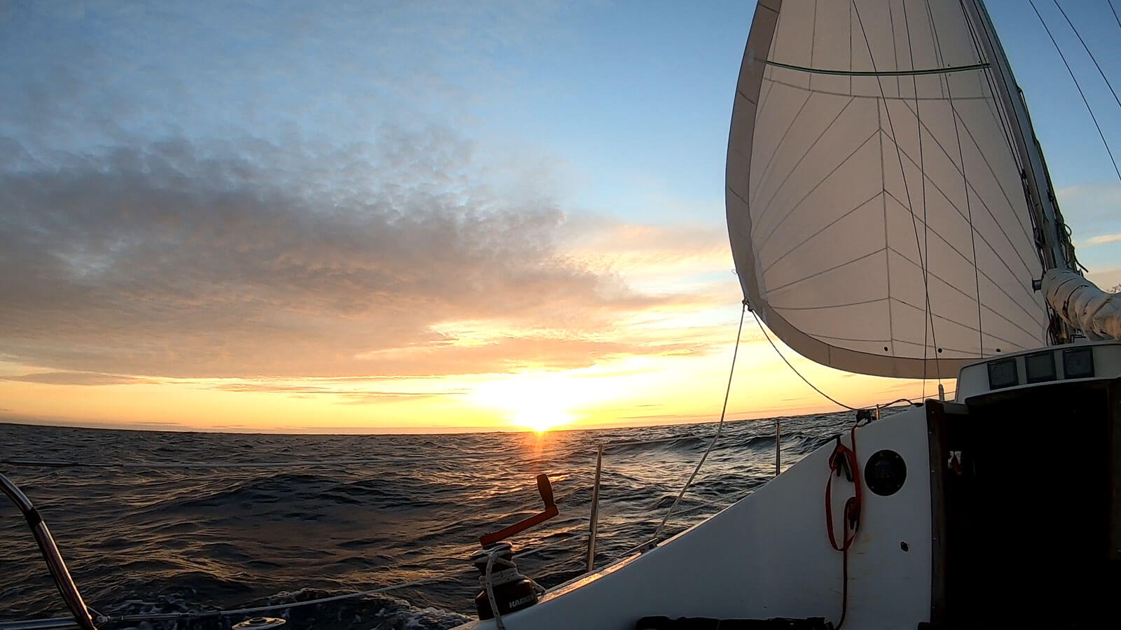 Soleil pointant à l&rsquo;horizon sur la mer, vu depuis un voilier&rsquo;