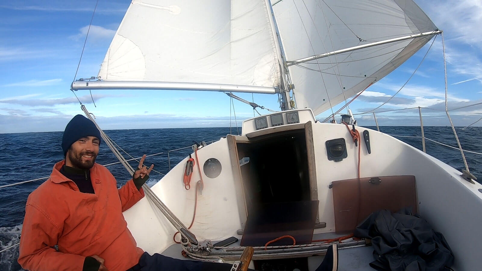 Capitaine Nico tranquillement installé dans le cockpit 