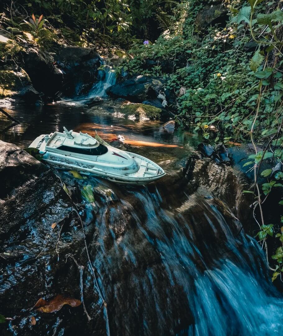 Un jouet yacht semble échoué sue les étages d&rsquo;un ruisseau