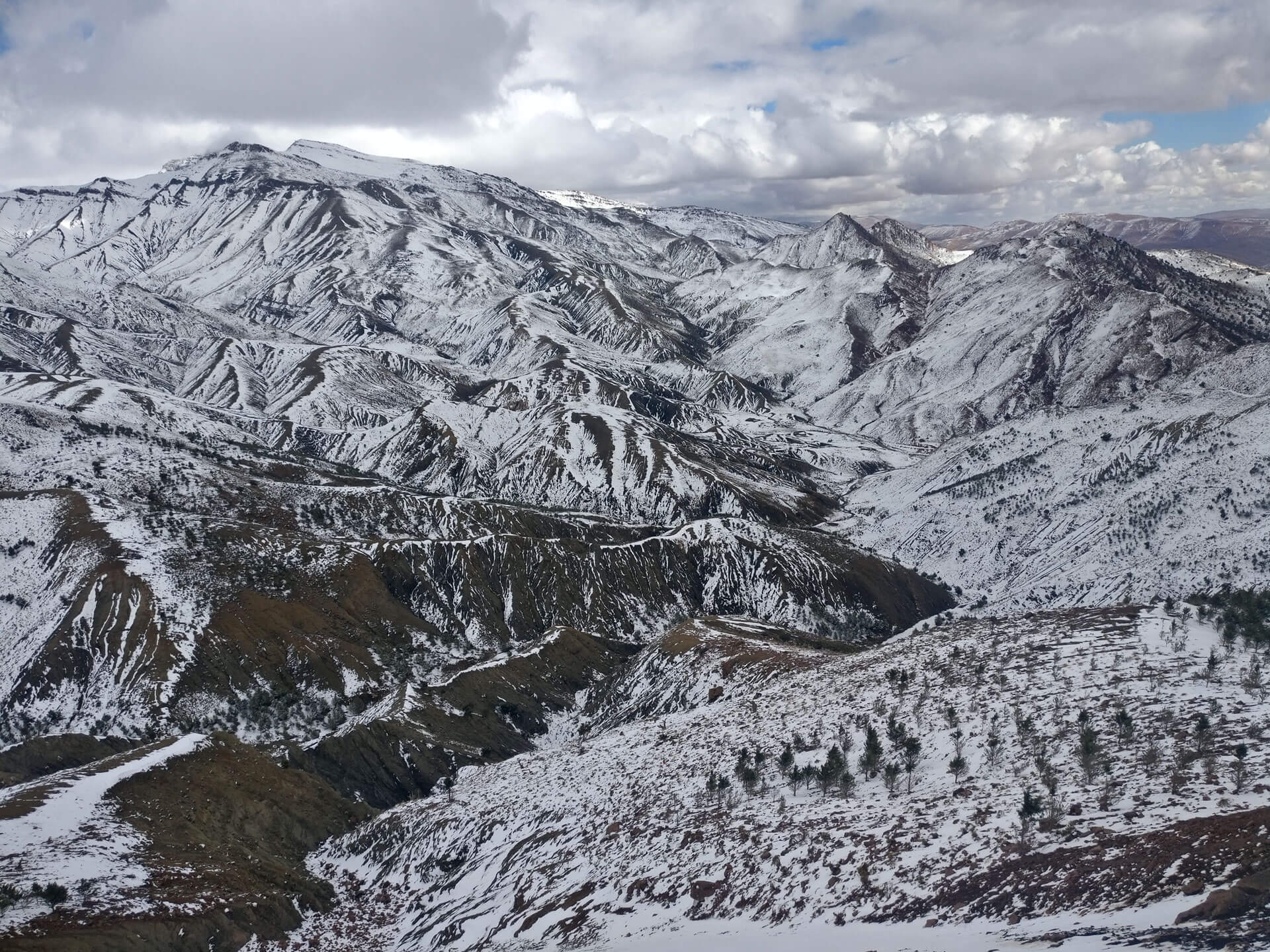 Le paysages des montagnes de l&rsquo;Atlas, recouvertes d&rsquo;une fine couche de neige.