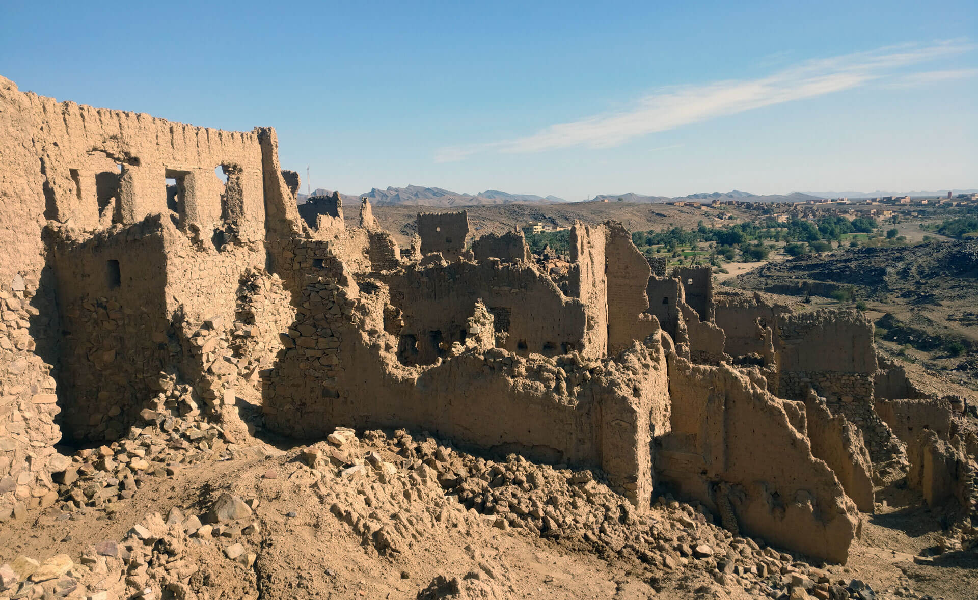 Des ruines de terre et de pierre vues de près