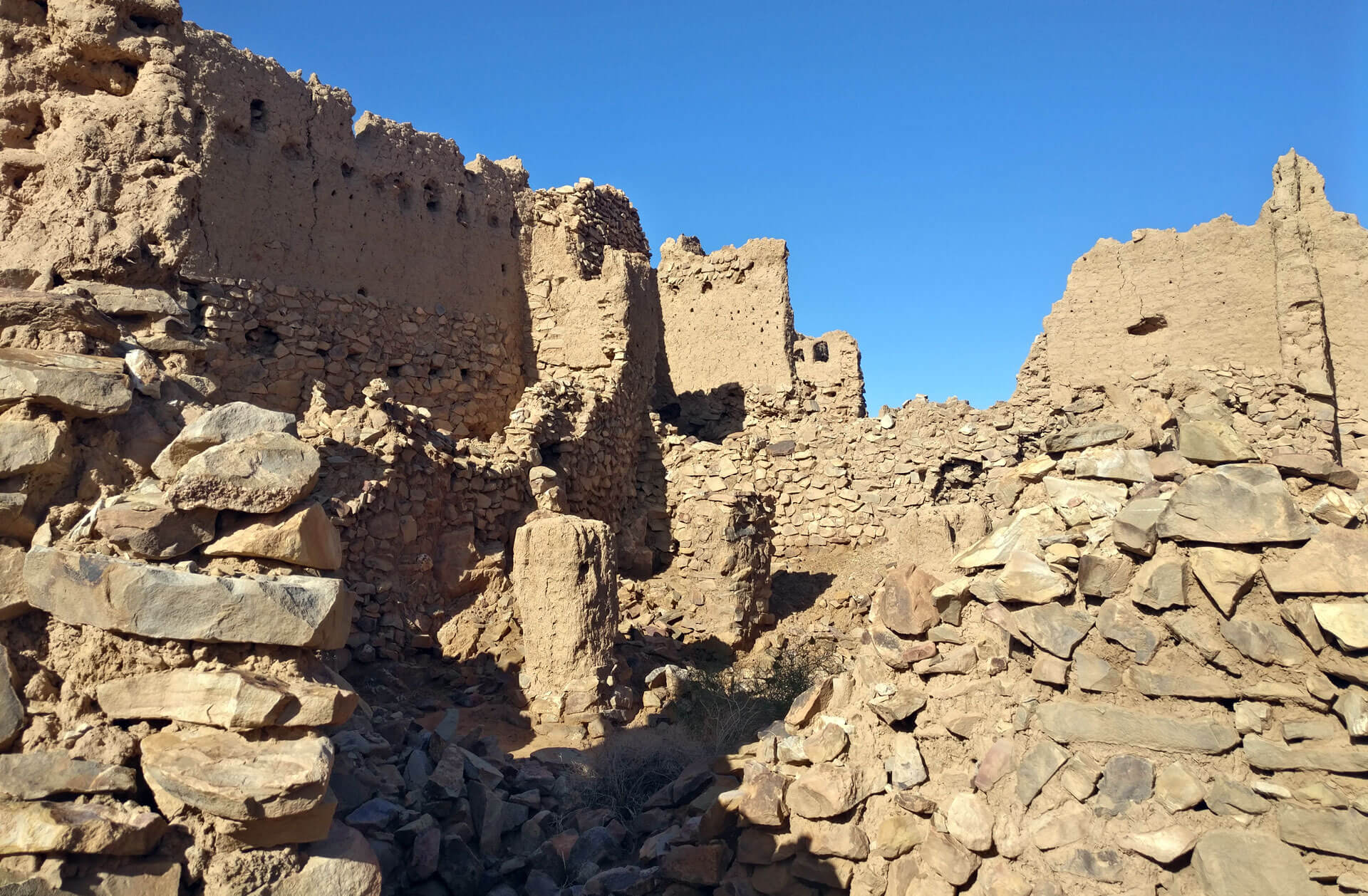 Des murs et des pans de colonnes encore debout