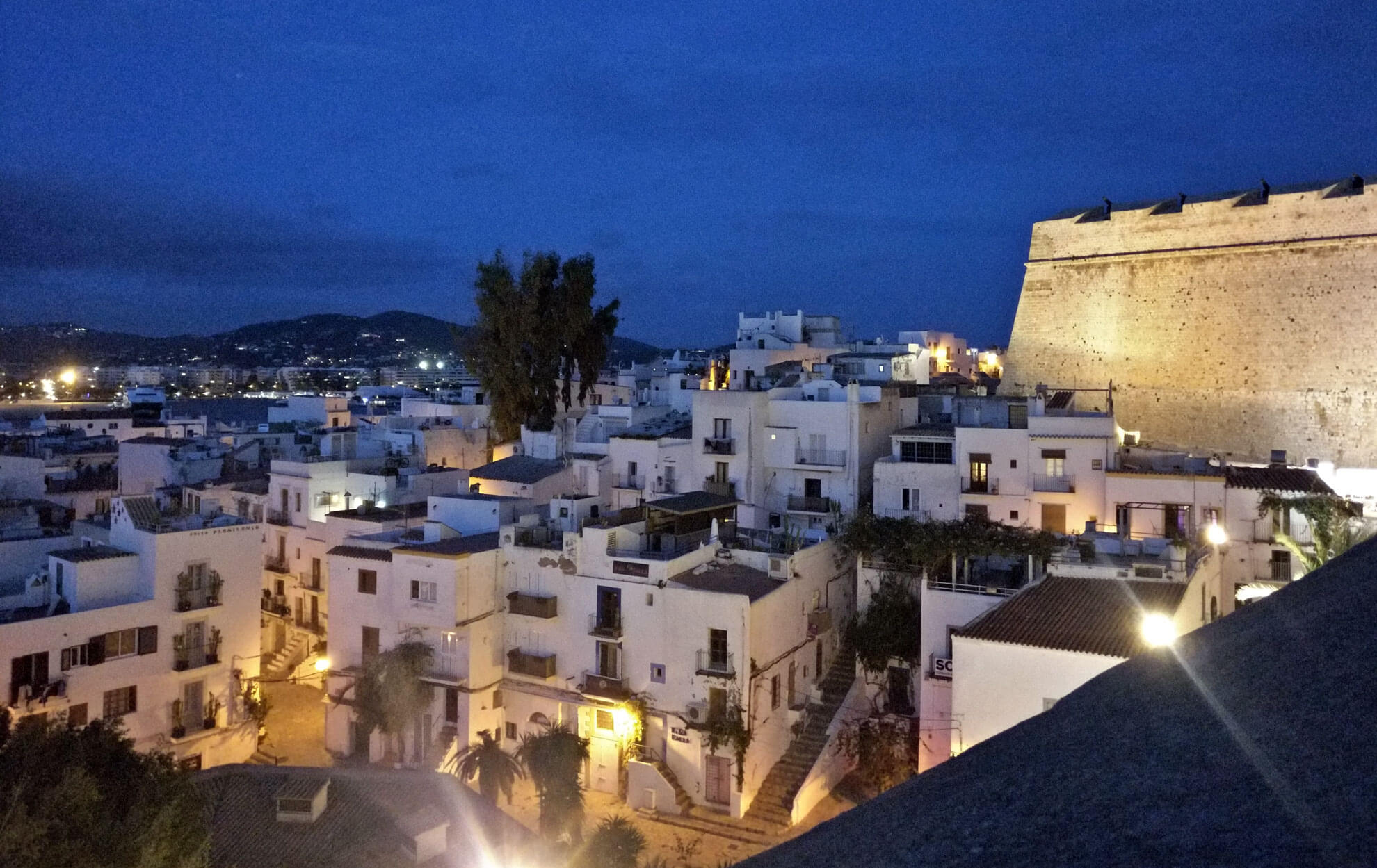 Une vue surplombant les toits d&rsquo;Ibiza depuis les remparts de la citadelle.